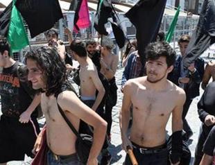 İzmir group strips in protest at May 1 police body searches
