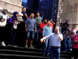 Egyptian police raid press syndicate, arrest two journalists