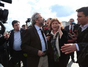 Cumhuriyet journalist Dündar escapes armed attack in Istanbul’s courthouse