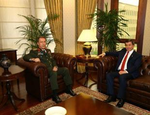 Outgoing PM Davutoğlu bids farewell to military