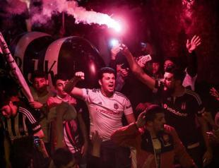 Beşiktaş fans celebrate title early after rival Fener’s slump