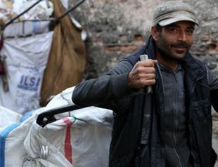Businessman struggling as paper collector on Istanbul’s streets after fleeing Syria