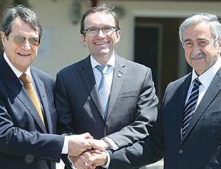Cypriot leaders celebrate one year in negotiations