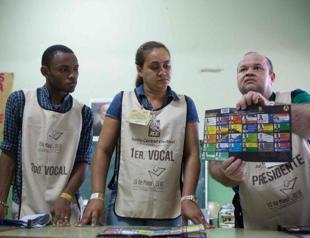 Incumbent Medina ahead in early Dominican presidential results