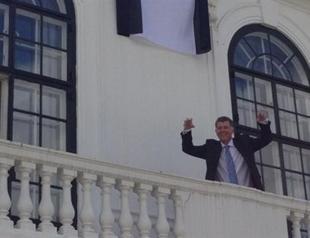 UK ambassador joins Beşiktaş celebrations with flag at Ankara residence