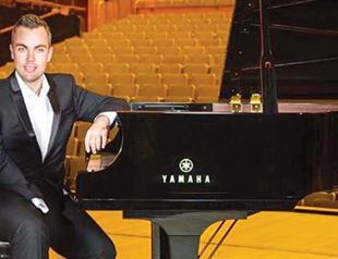 One-handed pianist comes to Istanbul