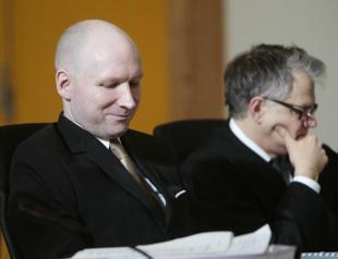 Breivik makes Nazi salute as lawsuit against Norway opens