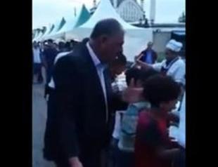 Municipal police kicks Syrian refugee children out of free dinner line in Turkey’s east