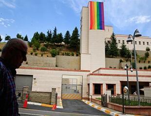 US Consulate in Istanbul hangs LGBT flag to commemorate Orlando victims