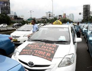 Indonesian drivers stage violent anti-Uber protest