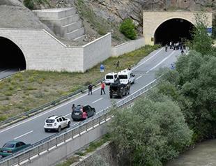 Soldier, village guard killed in PKK attacks