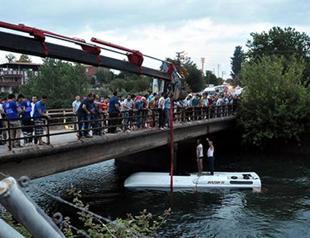 Bus accident kills 14 returning from school trip