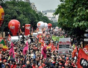 Thousands march in Paris in protest at labour reforms