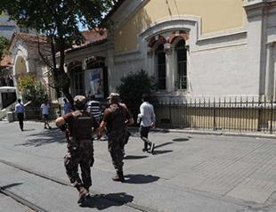 Special operations police patrol Istanbul’s İstiklal Avenue as French missions closed