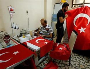 Anti-coup protests in Turkey boost flag sales