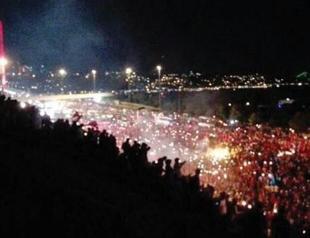 Thousands flock to Istanbuls Bosphorus Bridge to protest coup attempt