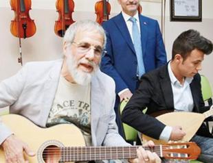 Yusuf Islam visits Syrian refugees in Turkey’s southeast