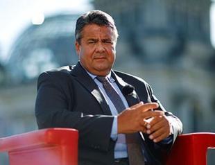 Merkel’s deputy flips bird at far-right protesters