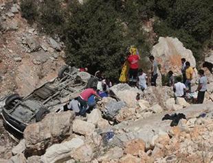 Bus crash kills eight Syrians in Turkey’s south
