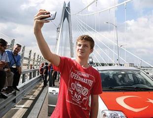 Selfie takers flock to Istanbuls third bridge, blocking traffic