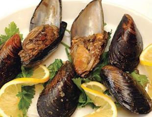Stuffed mussels: Turkey’s favorite food on beaches