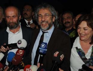 Former Cumhuriyet editor Dündar says wife banned from leaving Turkey