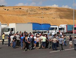Truck drivers protest new Bosphorus bridge toll, traffic blocked