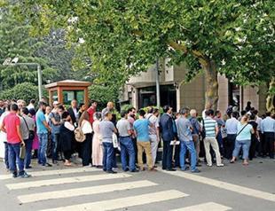 Long line at Turkish PMs office against unjust coup probes