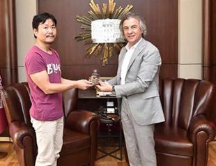 Beyoğlu mayor hosts owner of attacked record store in Istanbul