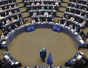 Juncker calls for EU defense HQ
