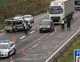 Belgian police helped migrants cross French border, say officials