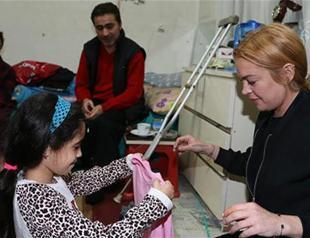 World is bigger than five, says Hollywood’s Lindsay Lohan during visit to refugees in Istanbul