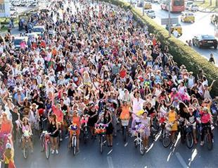 Turkey’s female bikers demonstrate with powder and paint - and shorts