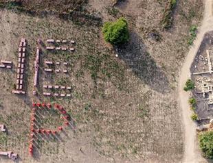 Installation a call for help over plastic waste