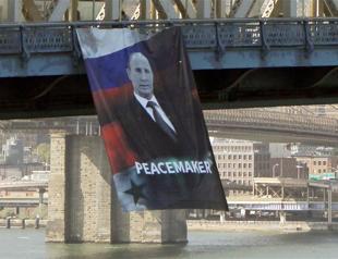 Banner of Russia’s Putin hung from New York City bridge