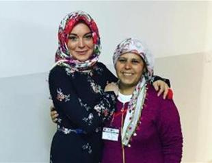 Lindsay Lohan visits refugee camp in Turkey’s southeast