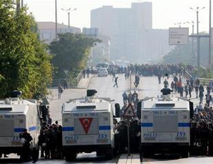 Police disperse groups marking first anniversary of Ankara attack