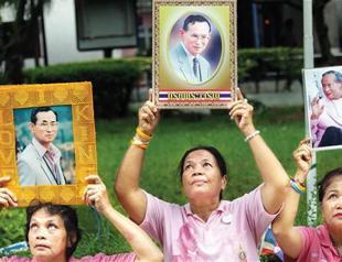 Thais wear auspicious pink to help hospitalized king recover