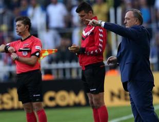 Sputtering Fenerbahçe fumbles again amid rumors of coach Advocaat’s exit