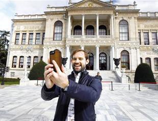Ottoman prince Naz Osmanoğlu visits former realm to spread laughter in Istanbul