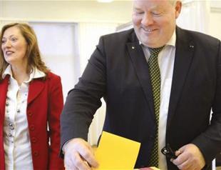 Icelanders vote for stability as Pirates fall short of expectations