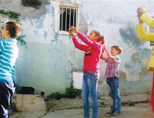 Photo-artist helps create bridges in İzmir’s poor district