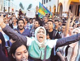Thousands mourn Morocco fishmonger crushed in rubbish truck