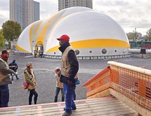 Paris refugee shelter opens to take migrants off street