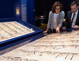 US Quran exhibit visitors view display with hope