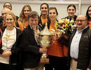 Victorious Eczacıbaşı volleyball team given hero’s welcome in Istanbul