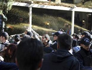 Police disperse group gathered to protest detention of HDP deputies in Turkish capital