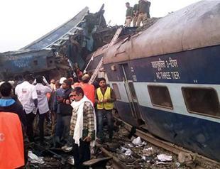 At least 100 killed as Indian train derails