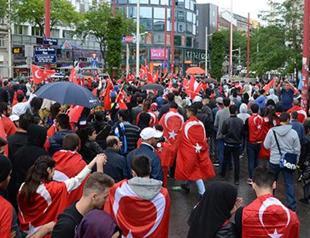 Turks protest Turkish flag ban in Austria after failed coup attempt