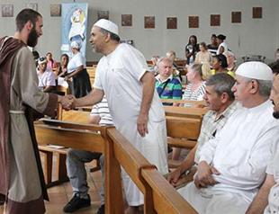 French Catholics, Muslims join in prayer to mourn priest